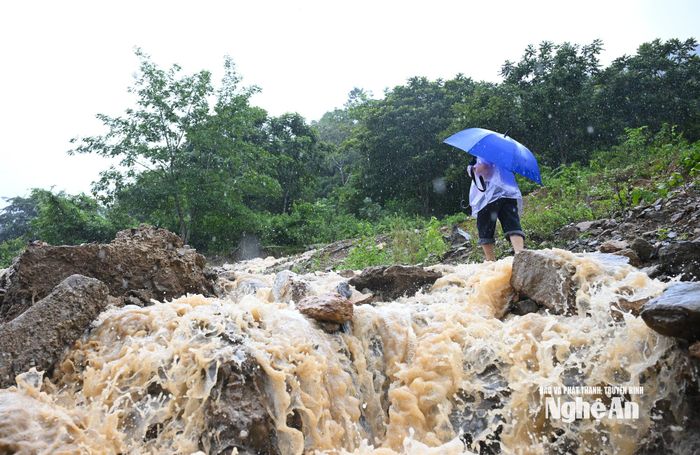 Đường vào bản Pủng, xã Hữu Khuông. Ảnh: Thành Cường