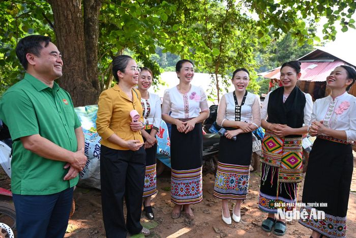 Phó Bí thư Tỉnh ủy Võ Thị Minh Sinh trao đổi cùng giáo viên và cán bộ bản Cha Nga, xã Mỹ Lý. Ảnh: Thành Cường