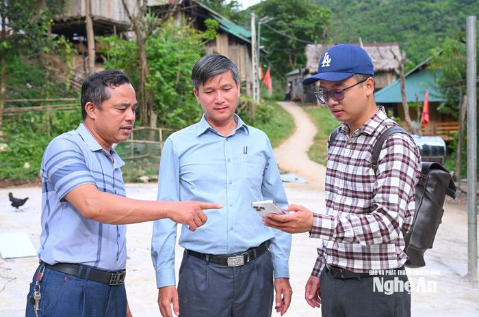 Phó Chủ tịch UBND xã Nhôn Mai Nguyễn Mạnh Cường (ngoài cùng, bên trái) trao đổi cùng cán bộ Sở Khoa học và Công nghệ. Ảnh: Thành Cường