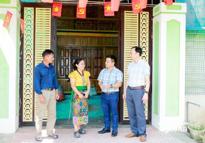 Chị Lô Thị Chín trò chuyện cùng cán bộ Ban Xây dựng Đảng xã Sơn Lâm (phải) và Bí thư Chi bộ bản Thanh Dương (trái). Ảnh: K.L