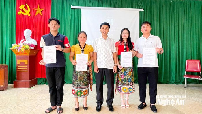 Trưởng ban Xây dựng Đảng xã Sơn Lâm Nguyễn Văn Diện (giữa) cùng các đảng viên mới kết nạp Đảng trong ngày 3/10 tại Chi bộ bản Thanh Dương. Ảnh: P.T