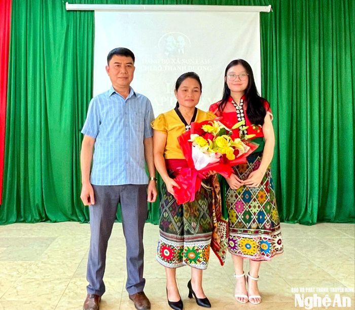 Gia đình 3 đảng viên của anh Vi Văn Sơn, chị Lô Thị Chín. Ảnh: P.T