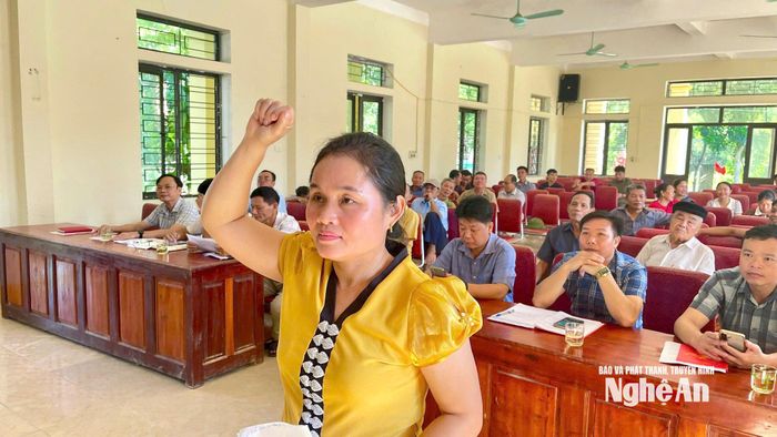 Chị Lô Thị Chín tuyên thệ dưới cờ Đảng. Ảnh: P.T