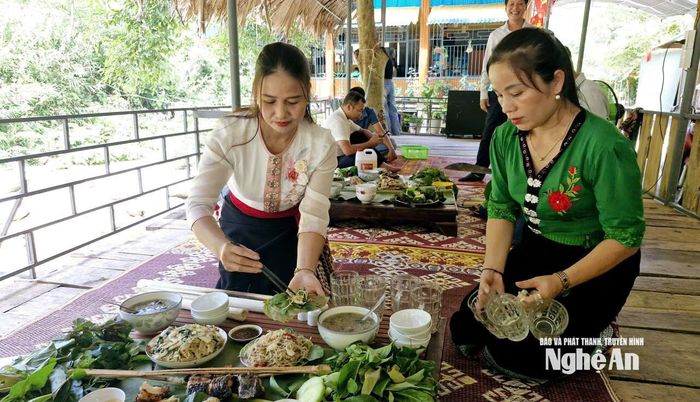 Thành viên HTX Thác Liếp chuẩn bị mâm cơm đãi khách. Ảnh: Nhật Lân