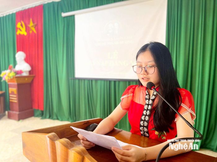Đảng viên trẻ Vi Thị Phương Thảo phát biểu tại lễ kết nạp đảng viên. Ảnh: P.T