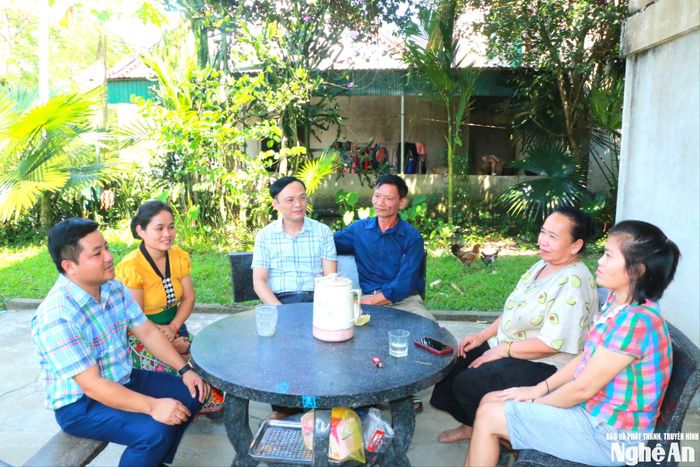 Cán bộ Ban Xây dựng Đảng xã Sơn Lâm trao đổi với với Bí thư chi bộ, đảng viên mới kết nạp và người dân bản Thanh Dương. Ảnh: K.L