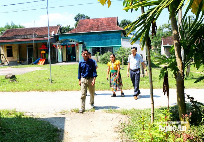 Bí thư chi bộ Lương Văn Ong (đi đầu) luôn sâu sát từng hộ dân, từ đó phát hiện nhân tố bồi dưỡng phát triển Đảng. Ảnh: K.L