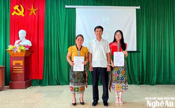 Bí thư Đảng ủy, Chủ tịch HĐND xã Sơn Lâm Nguyễn Xuân Ngân chụp ảnh cùng hai mẹ con người dân tộc Thái kết nạp Đảng cùng một ngày ở bản Thanh Dương (chị Lô Thị Chín và em Vi Thị Phương Thảo). Ảnh: P.T