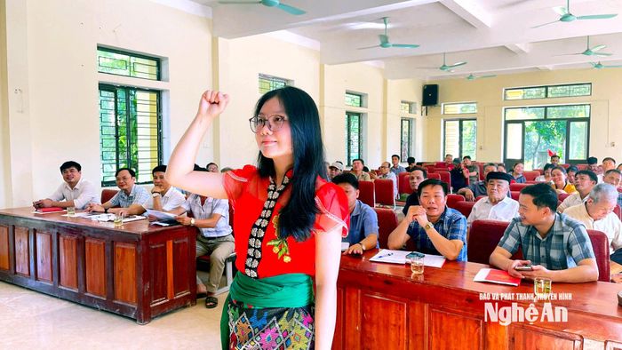 Em Vi Thị Phương Thảo tuyên thệ tại Lễ Kết nạp Đảng. Ảnh: P.T