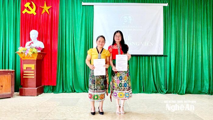 Hai mẹ con chị Lô Thị Chín, Vi Thị Phương Thảo tại lễ kết nạp đảng viên mới. Ảnh: P.T