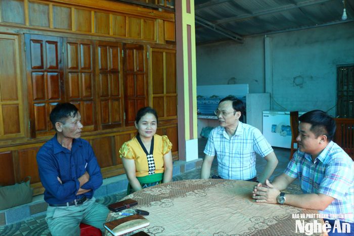 Bí thư chi bộ Lương Văn Ong (trái) trao đổi với cán bộ Ban Xây dựng Đảng xã Sơn Lâm về công tác phát triển Đảng viên mới. Ảnh: K.L