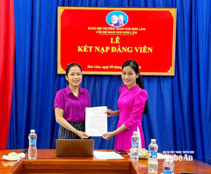 Nguyễn Thị Linh (SN 1993) kết nạp Đảng sau chị gái cùng là giáo viên Trường Mầm non Sơn Lâm 3 tháng. Ảnh: P.T