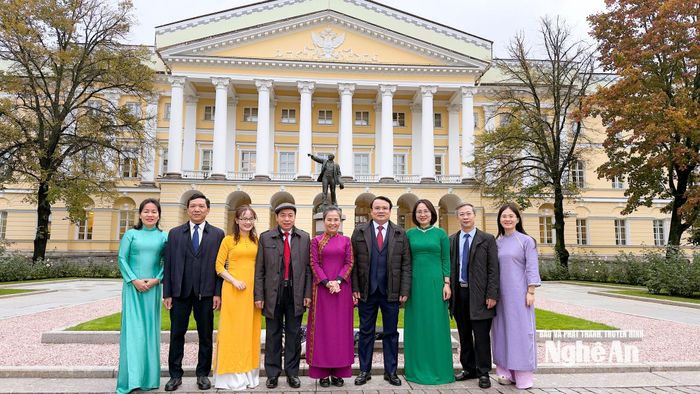 Đoàn đại biểu tỉnh Nghệ An chụp ảnh lưu niệm tại Ủy ban Đối ngoại thành phố Saint Petersburg.