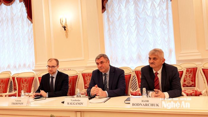 Lãnh đạo Ủy ban Đối ngoại Saint Petersburg vui mừng chào đón đoàn đại biểu Nghệ An đến thăm, làm việc.