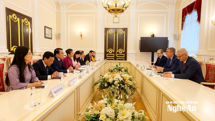 Đồng chí Võ Thị Minh Sinh mong chính quyền thành phố Saint Petersburg hỗ trợ, làm cầu nối để các cơ quan, đoàn thể, cộng đồng doanh nghiệp và nhân dân hai địa phương cũng như hai nước Việt - Nga.