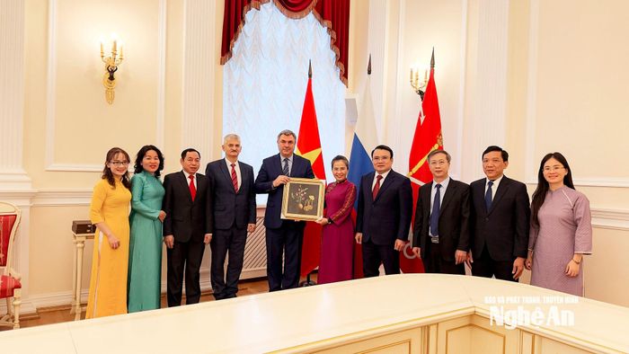 Hai đoàn đại biểu tặng quà lưu niệm bên lề cuộc làm việc.