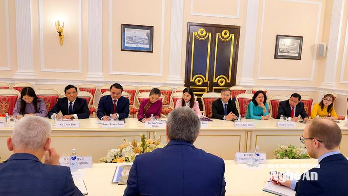 Đoàn công tác tỉnh Nghệ An làm việc với Ủy ban Đối ngoại Saint Petersburg.