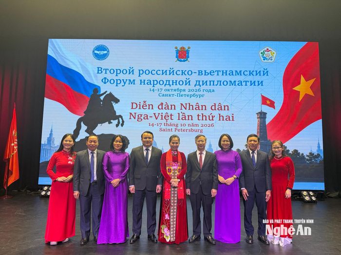 Đoàn đại biểu tỉnh Nghệ An chụp ảnh lưu niệm tại Diễn đàn.