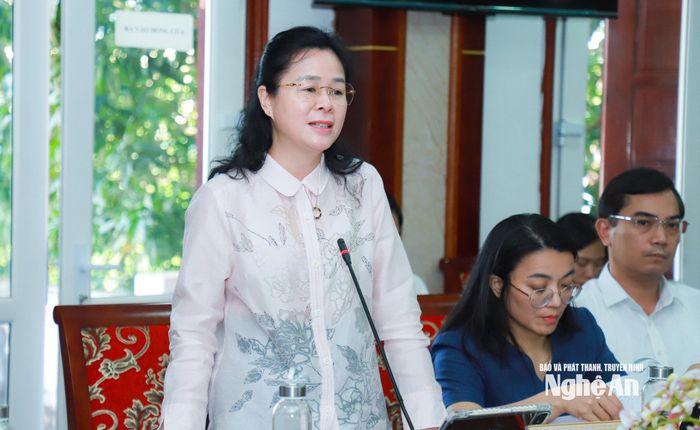 Đồng chí Lê Thị Hoài Chung - Ủy viên Ban Chấp hành Đảng bộ tỉnh, Giám đốc Sở Y tế phát biểu tại cuộc làm việc. Ảnh: Thành Duy
