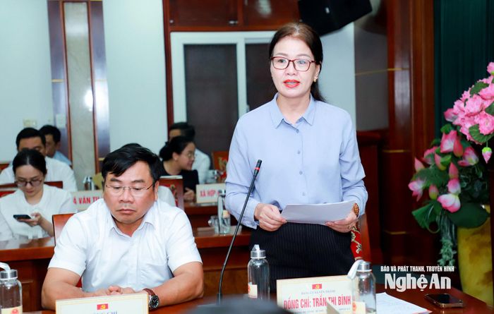 Đồng chí Trần Thị Bình - Ủy viên Ban Chấp hành Đảng bộ tỉnh, Bí thư Đảng ủy, Chủ tịch HĐND xã Yên Thành, thay mặt lãnh đạo các xã phát biểu tiếp thu ý kiến chỉ đạo của Chủ tịch UBND tỉnh tại cuộc làm việc. Ảnh: Thành Duy