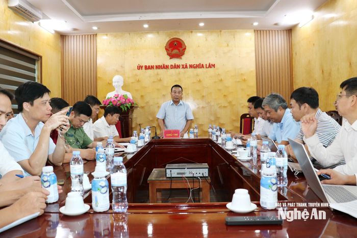 Làm việc với lãnh đạo các xã Nghĩa Đàn, Nghĩa Lâm, đồng chí Nguyễn Văn Đệ Ủy viên Ban Thường vụ Tỉnh ủy, Phó Chủ tịch UBND tỉnh yêu cầu địa phương phối hợp với các sở, ngành, đơn vị liên quan rà soát, tổng hợp những tồn tại kéo dài để có phương án xử lý kịp thời, dứt điểm. Ảnh: Nguyễn Nam