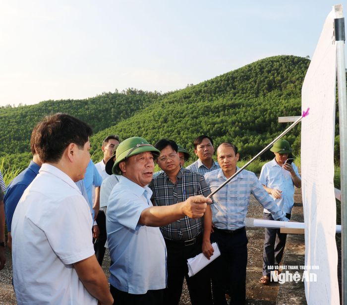 Tại buổi kiểm tra hồ chứa nước Rú Gang, xã Đông Hiếu, đồng chí Nguyễn Văn Đệ - Ủy viên Ban Thường vụ Tỉnh ủy, Phó Chủ tịch UBND tỉnh đã chỉ ra những tồn tại, vướng mắc kéo dài cần được rà soát kỹ để có phương án xử lý. Ảnh: Nguyễn Nam