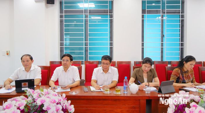 Các đại biểu tham gia cuộc giám sát.