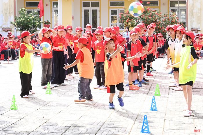 Tại lễ ra mắt, các em học sinh hào hứng tham gia các hoạt động truyền thông tương tác về xây dựng môi trường học tập bình đẳng, an toàn, trong đó có trò chơi tập thể “Vỗ tay theo dây chuyền - Tôn trọng và thân thiện” và thử thách “Bước chân phá bỏ định kiến”. Đồng thời, các câu lạc bộ sẽ tham gia giao hữu bóng đá, đề cao tinh thần hợp tác và tinh thần thể thao cao thượng.