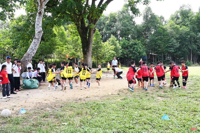 Đây là hoạt động nằm trong khuôn khổ Dự án “Nhân rộng mô hình phòng ngừa và ứng phó với bạo lực đối với phụ nữ và trẻ em gái tại Hà Tĩnh giai đoạn 2025-2027”, hướng tới xây dựng môi trường giáo dục an toàn, thân thiện, bình đẳng; đồng thời, tăng cường sự phối hợp giữa nhà trường, gia đình và địa phương trong phòng ngừa bạo lực học đường.