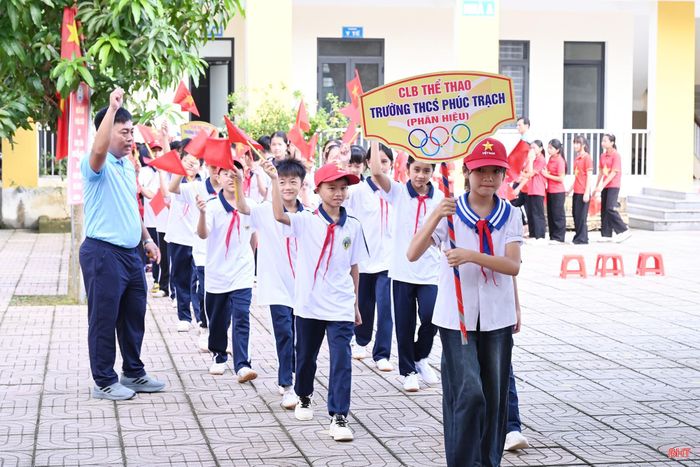 Mỗi câu lạc bộ có 40 học sinh, cân bằng giữa học sinh nam và nữ. Thông qua các buổi tập luyện, giao lưu thể thao và hoạt động kỹ năng sống, học sinh được rèn luyện kỹ năng giao tiếp, lắng nghe, chia sẻ, kiểm soát cảm xúc, giải quyết xung đột bằng hòa giải và tôn trọng sự khác biệt.