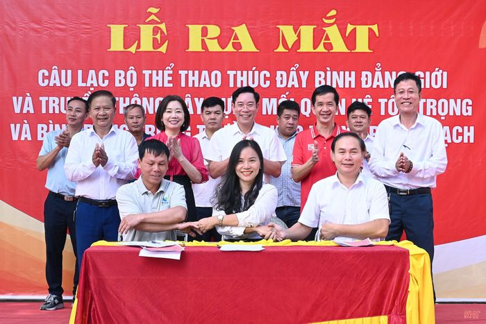  Các câu lạc bộ ra đời nhằm tạo điều kiện để học sinh tham gia hoạt động thể thao, giao lưu và rèn luyện kỹ năng sống, hướng tới xây dựng môi trường giáo dục an toàn, thân thiện, bình đẳng, không có bạo lực ﻿(Trong ảnh: Đại diện UBND xã Phúc Trạch, Ban Chủ nhiệm câu lạc bộ và đại diện cha mẹ học sinh ký cam kết duy trì hoạt động của CLB). 