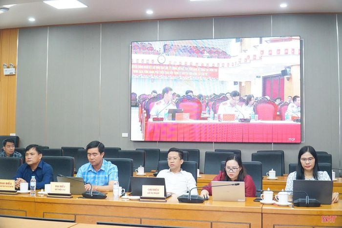 Các đại biểu theo dõi hội nghị trực tuyến tại điểm cầu Hà Tĩnh.