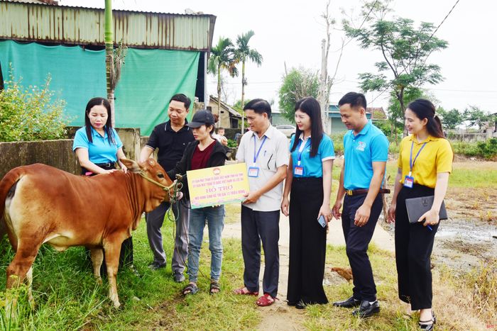 Xã Lộc Hà trao bê giống cho chị Phạm Thị Hiền (hộ cận nghèo) ở thôn Yên Định.