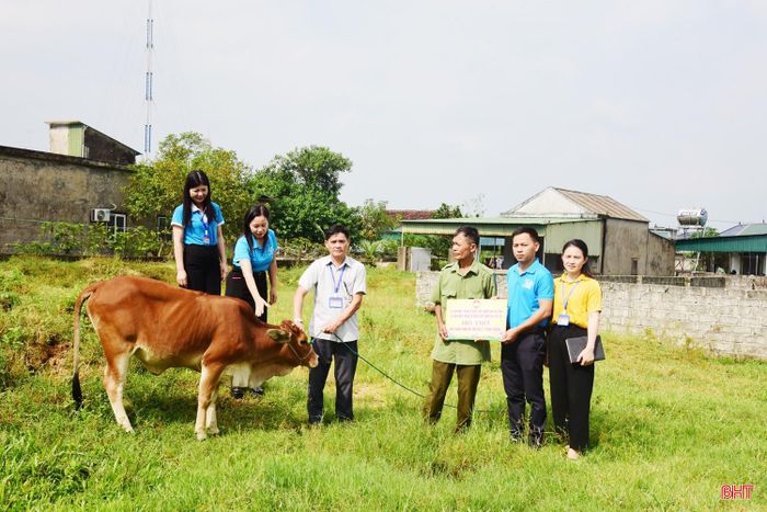 Trao mô hình sinh kế cho ông Đậu Tư Nên (hộ nghèo, ở thôn An Lộc).