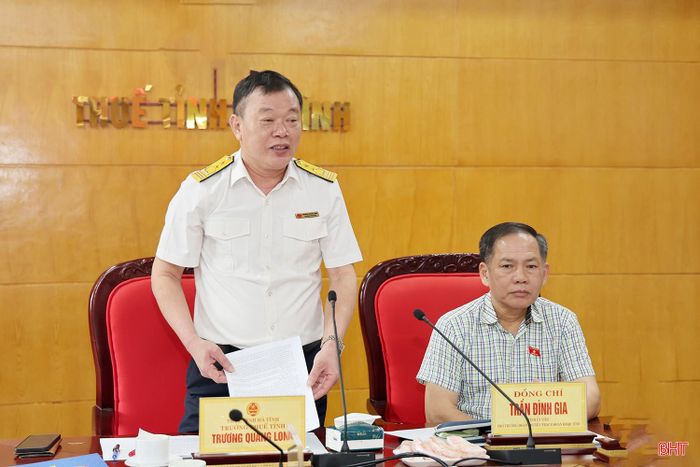 Trưởng Thuế tỉnh Trương Quang Long góp ý các dự án luật.