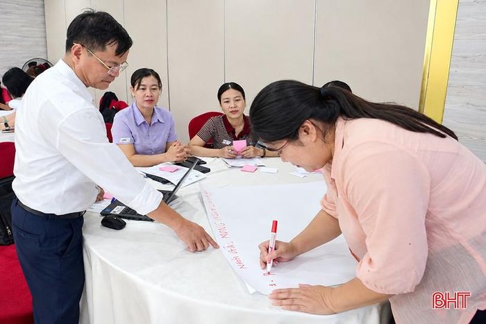 Nhóm học viên thực hành tình huống về định kiến giới, chuẩn mực giới và khuôn mẫu giới, nhạy cảm giới và cung cấp dịch vụ có nhạy cảm giới.