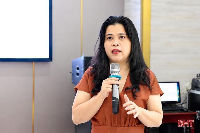  Giảng viên, Tiến sĩ Lê Thị Thúy Ngà hướng dẫn học viên các kỹ năng liên quan đến giới, giới tính. 