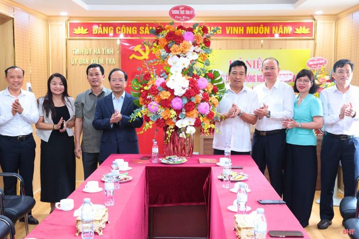 Đồng chí Nguyễn Duy Lâm - Ủy viên Trung ương Đảng, Bí thư Tỉnh ủy, Trưởng đoàn ĐBQH tỉnh cùng đoàn công tác tặng hoa, chúc mừng Ủy ban Kiểm tra Tỉnh ủy.