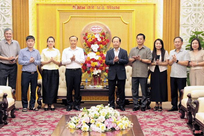 Đồng chí Nguyễn Duy Lâm - Ủy viên Trung ương Đảng, Bí thư Tỉnh ủy, Trưởng đoàn ĐBQH tỉnh cùng đoàn công tác tặng hoa, chúc mừng Văn phòng Tỉnh ủy.