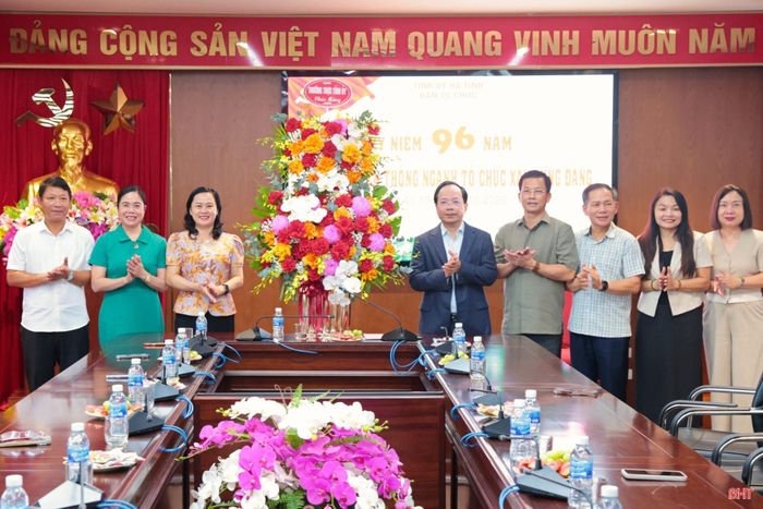Đồng chí Nguyễn Duy Lâm – Ủy viên Trung ương Đảng, Bí thư Tỉnh ủy, Trưởng đoàn ĐBQH tỉnh cùng đoàn công tác tặng hoa, chúc mừng Ban Tổ chức Tỉnh ủy.