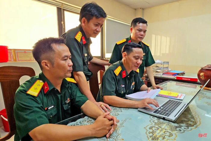 Thượng tá Nguyễn Thái Sơn - Bí thư Đảng ủy Phòng Chính trị (hàng đầu, thứ hai từ trái sang) trao đổi với cán bộ, đảng viên về một số quy định trong công tác xây dựng Đảng.