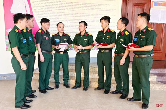 Đại tá Phạm Văn Sâm - Chính ủy Bộ CHQS tỉnh (thứ 4 từ phải sang) trao đổi kinh nghiệm về nâng cao trình độ, năng lực cho đội ngũ bí thư tham gia Hội thi Bí thư chi bộ giỏi năm 2026.