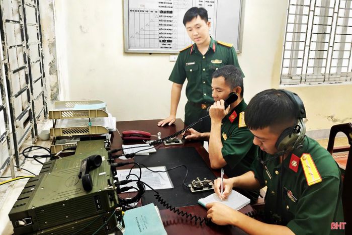 Trung úy Mai Phạm Đăng Khoa - Bí thư Chi bộ, Chính trị viên Đại đội 18 (đang đứng) thường xuyên sâu sát cán bộ, nhân viên, chủ động nắm chắc tình hình để chi bộ lãnh đạo, chỉ đạo sát đúng với nhiệm vụ.