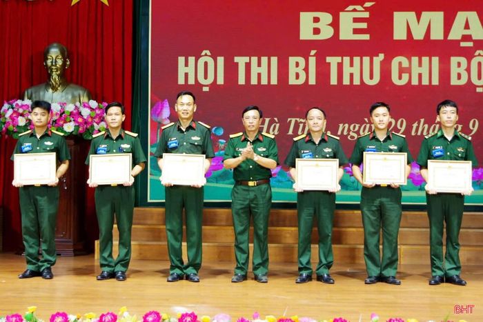 Trung tá Dương Kim Quân - Bí thư Chi bộ Ban Cán bộ (thứ 3 từ trái qua phải) xuất sắc giành giải nhất Hội thi Bí thư chi bộ giỏi năm 2026 do Bộ CHQS tỉnh tổ chức.