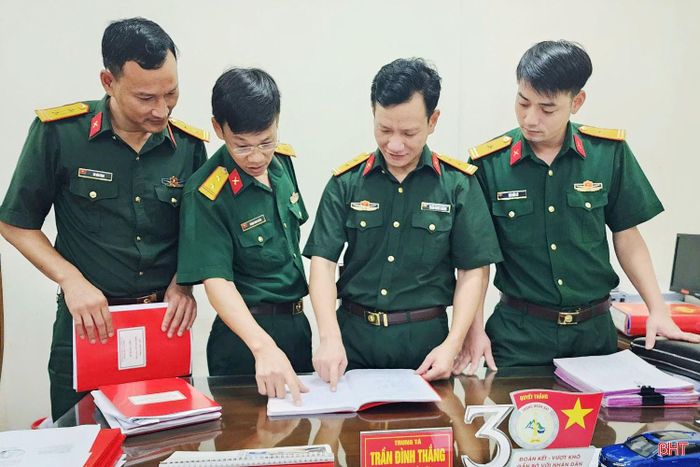 Các đồng chí trong cấp ủy, bí thư chi bộ thuộc Đảng bộ Phòng chính trị (Bộ CHQS tỉnh) thường xuyên trao đổi, nâng cao nghiệp vụ, kỹ năng về công tác xây dựng Đảng.