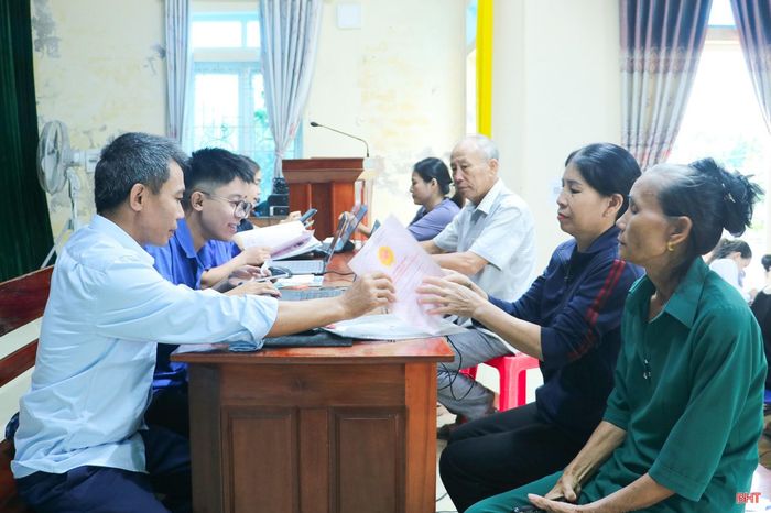Điểm hỗ trợ dịch vụ công, tiện ích số tại thôn Đông Trung (xã Cẩm Trung) giúp nhiều người dân giải quyết các thủ tục hành chính.