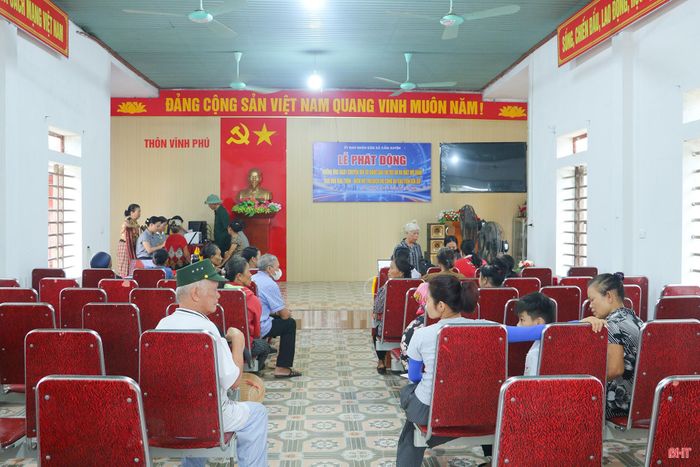 Phương pháp “cầm tay chỉ việc” thực hiện tại nhà văn hóa thôn giúp người dân làm quen các thao tác số.