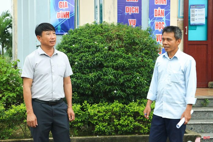 Ông Nguyễn Văn Tiến - Phó Chủ tịch UBND xã Cẩm Trung (bên trái) trao đổi về cách triển khai mô hình với ông Hà Nhật Tuyên - Trưởng thôn, Tổ trưởng Tổ chuyển đổi số cộng đồng thôn Đông Trung.