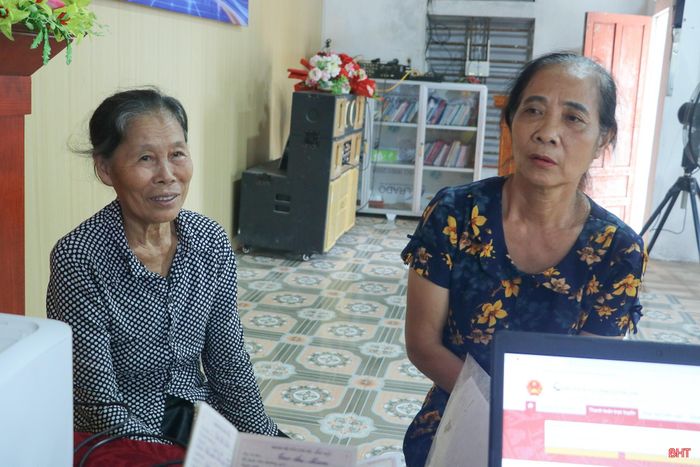 Thành viên Tổ chuyển đổi số cộng đồng thôn Vĩnh Phú (xã Cẩm Xuyên) hướng dẫn người dân thực hiện dịch vụ công trực tuyến tại nhà văn hóa thôn.