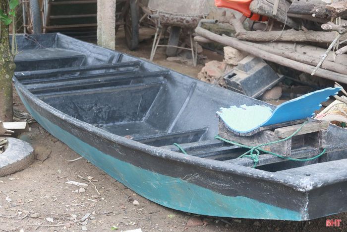 Ông Nguyễn Văn Lý trang bị đầy đủ phương tiện để di chuyển khi xảy ra mưa lũ.